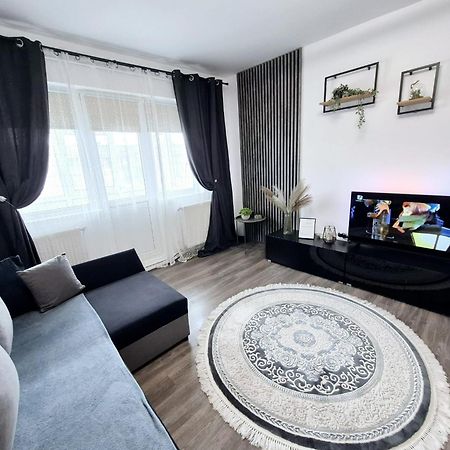 Christal Apartment Bacau Bagian luar foto