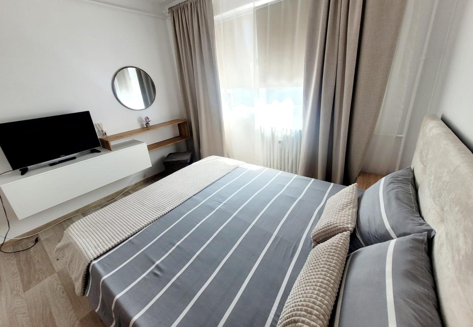 Christal Apartment Bacau Bagian luar foto